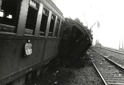 807686 Afbeelding van de ontspoorde trein 1107, bestaande uit electrische rijtuigen mat. 1924 ( Blokkendozen ) van de ...